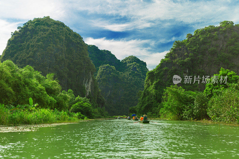 Tam Coc -受欢迎的旅游目的地在越南